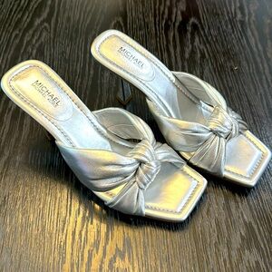 NIB MICHAEL KORS ELENA HEELED SANDAL IN METALLIC SILVER LEATHER